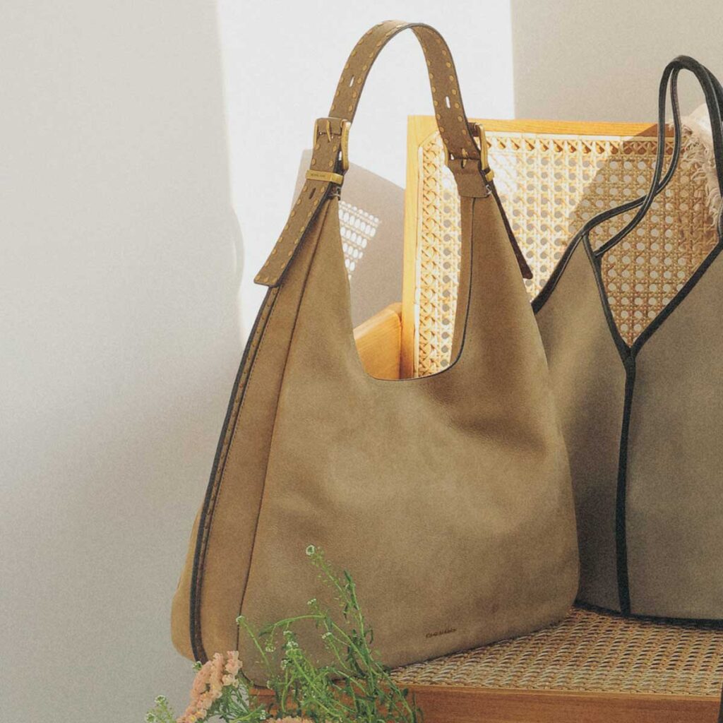 ヌバック素材のホーボー型バッグ