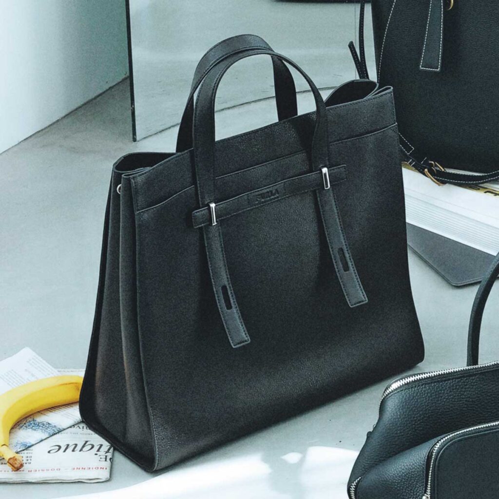 フルラの黒バッグ