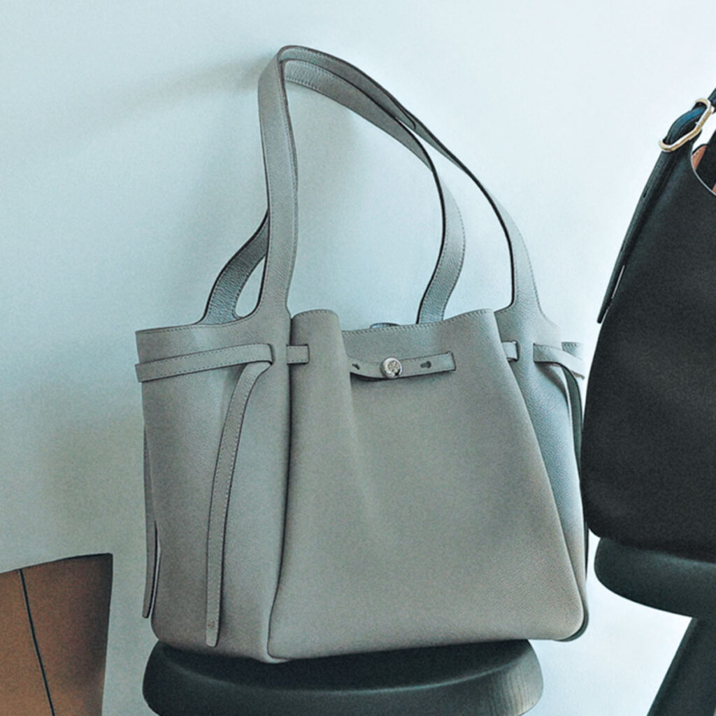 トリー バーチのボタンロゴバッグ