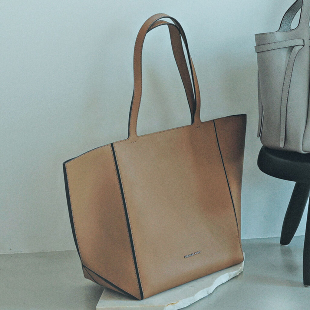 マイケル マイケル・コースのネームロゴスクエアバッグ