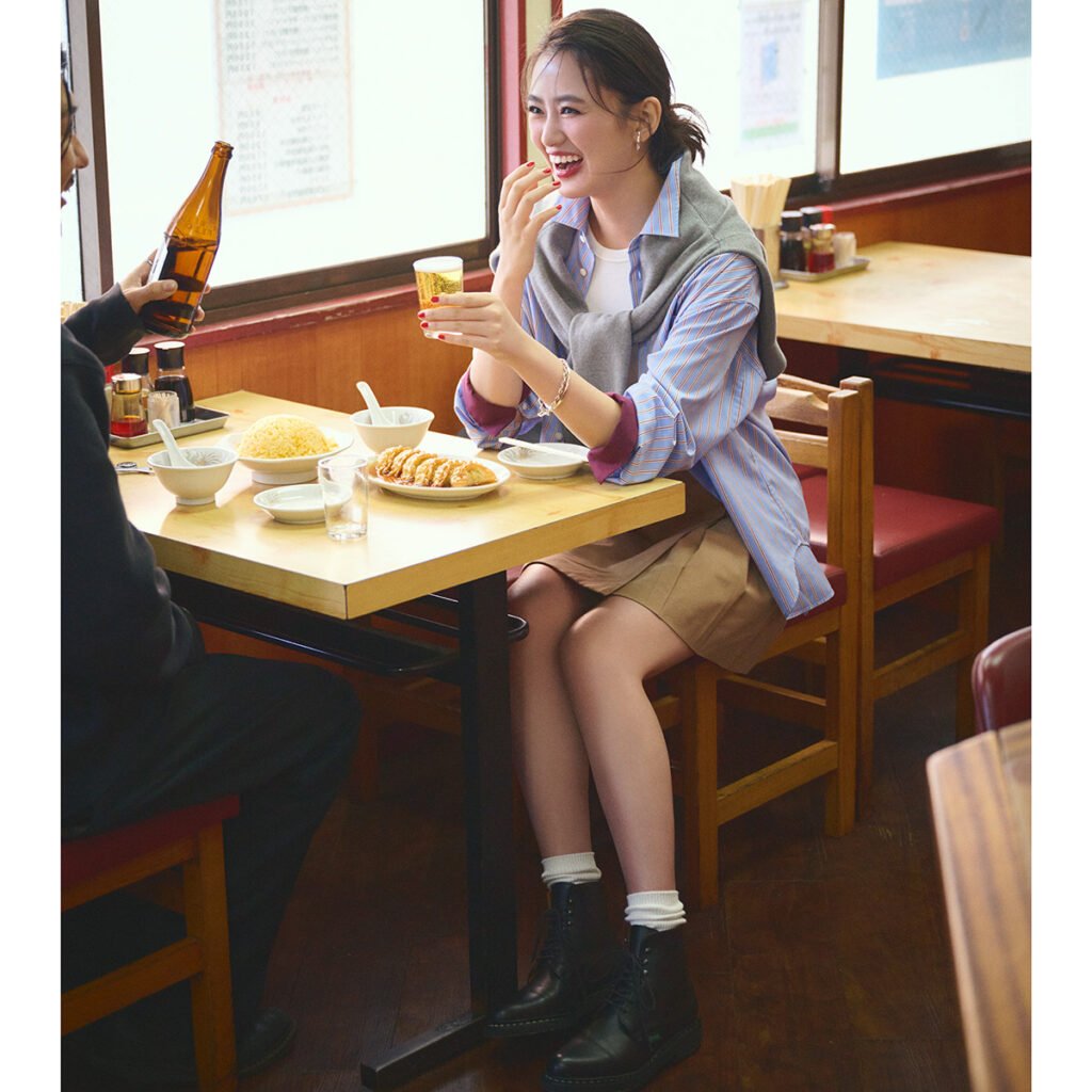 シャツとミニスカのカジュアルデートコーデ