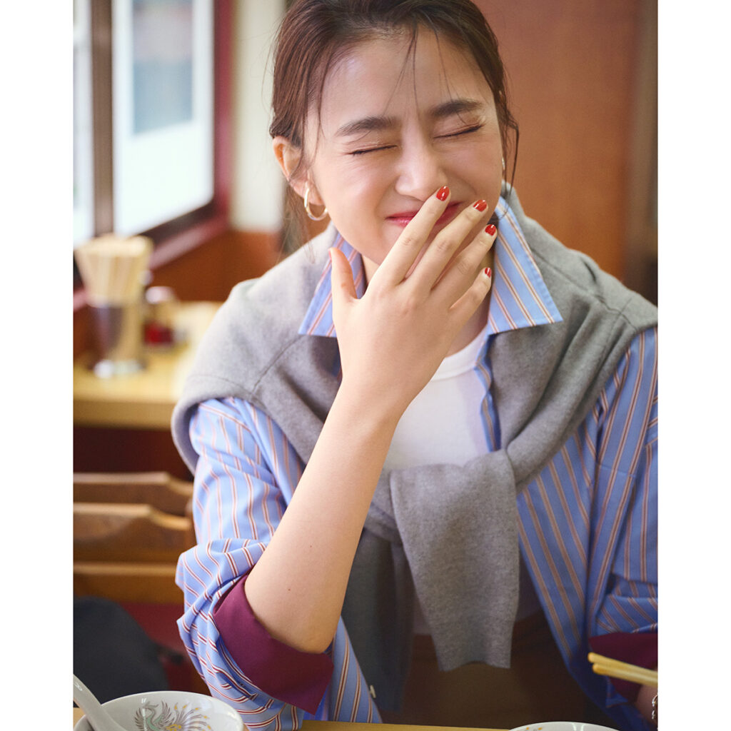 シャツとミニスカのカジュアルデートコーデ