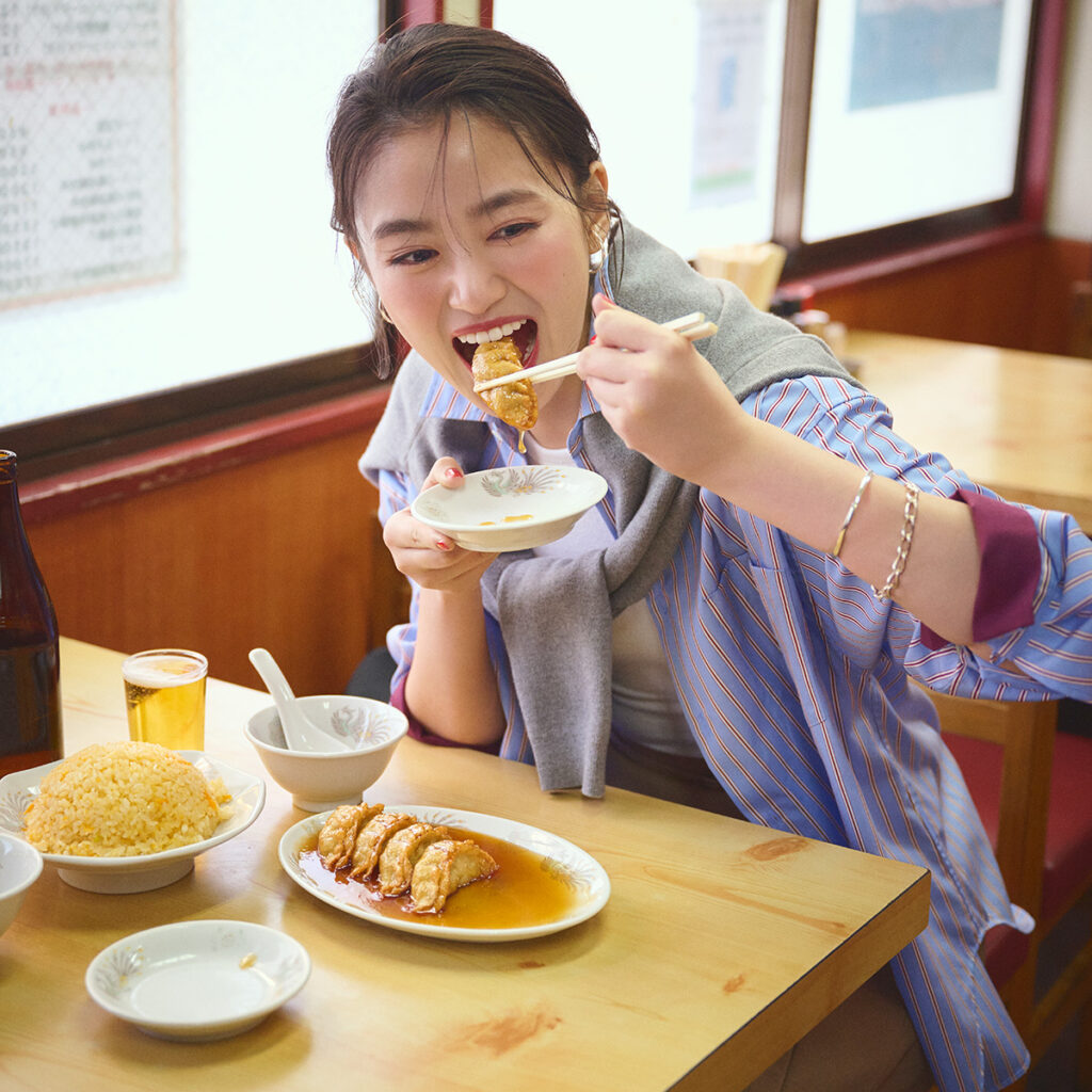 シャツとミニスカのカジュアルデートコーデ