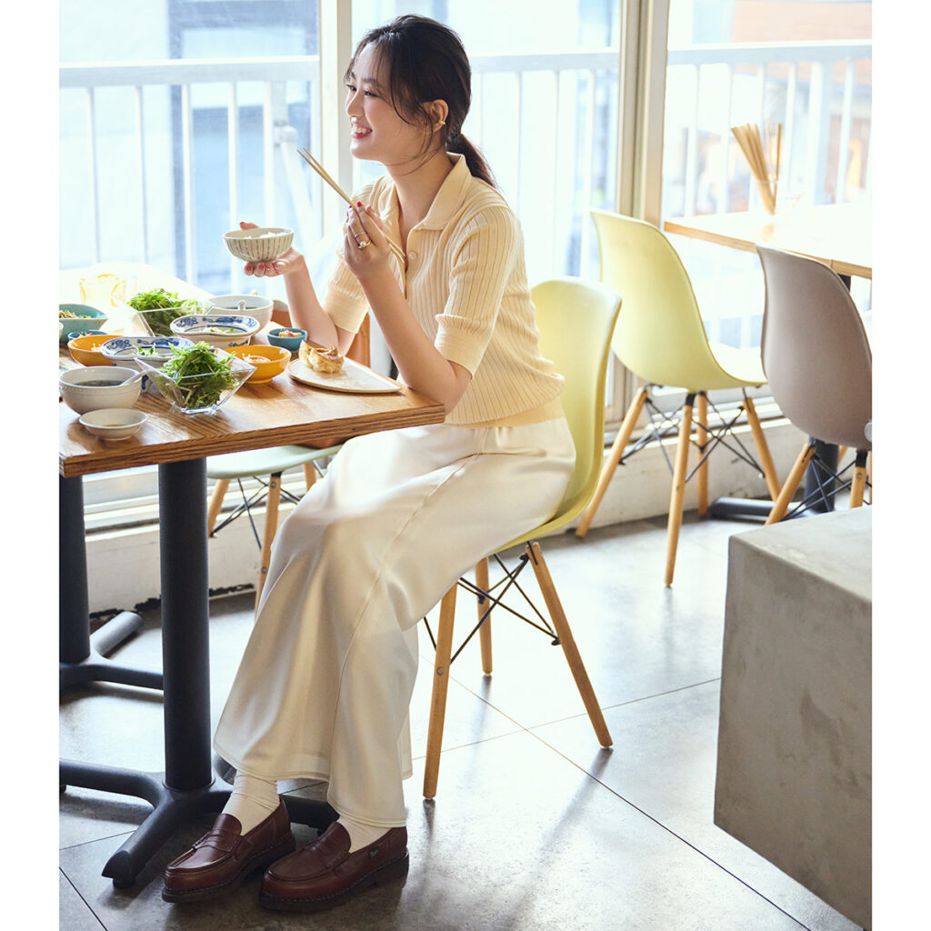 レモン色ニットと白パンツのキレイ色コーデ