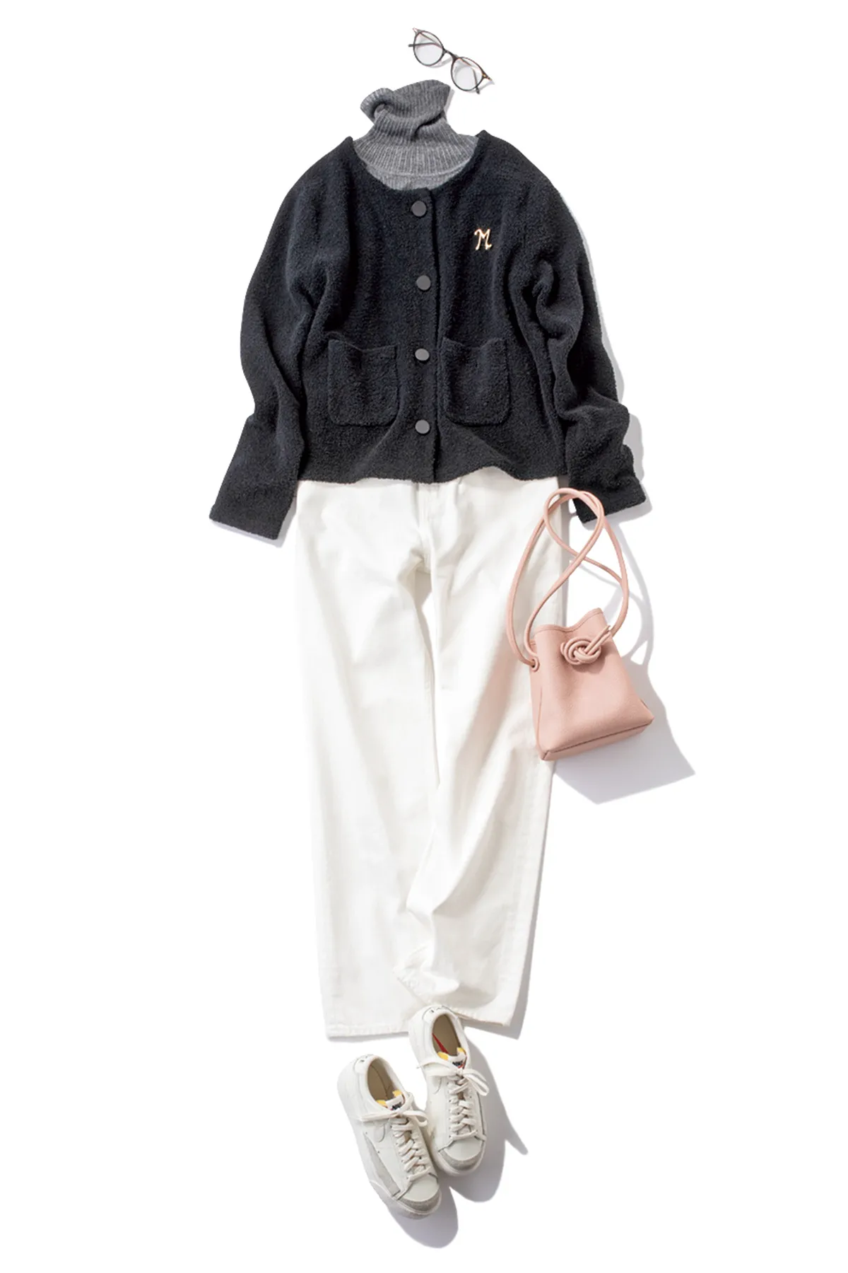 黒のカーディガン、白パンツ、白スニーカー、ピンクのバッグを合わせたコーディネート