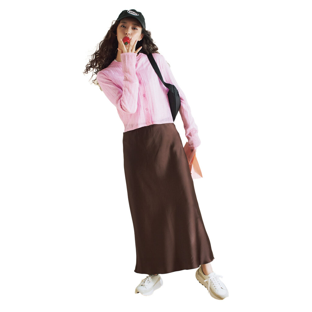 ピンクカーデとチョコ色サテンスカートのコーデ