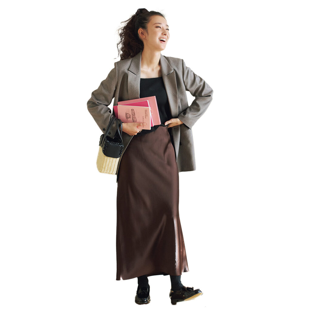 ジャケットとチョコ色サテンスカートのコーデ