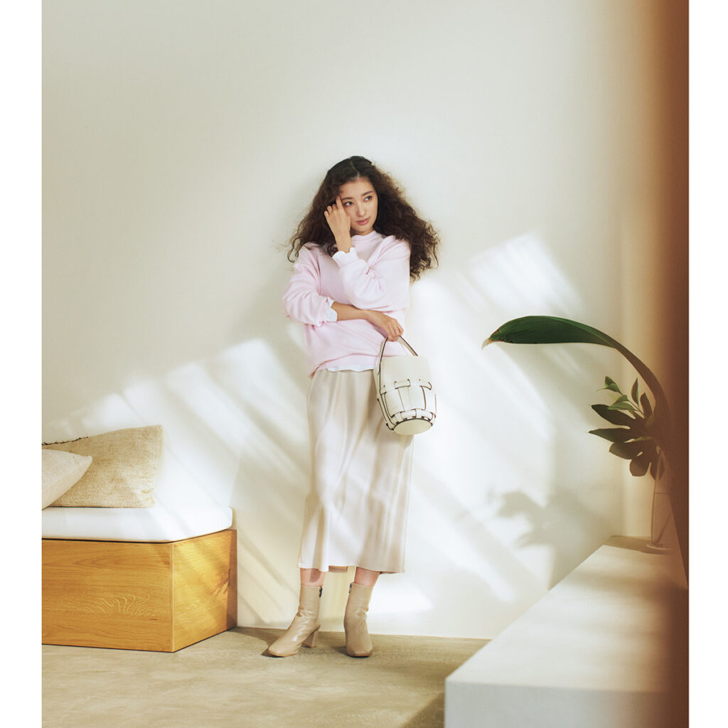 ピンクとベージュの淡色コーデ,ベージュのサテンスカートのコーデ