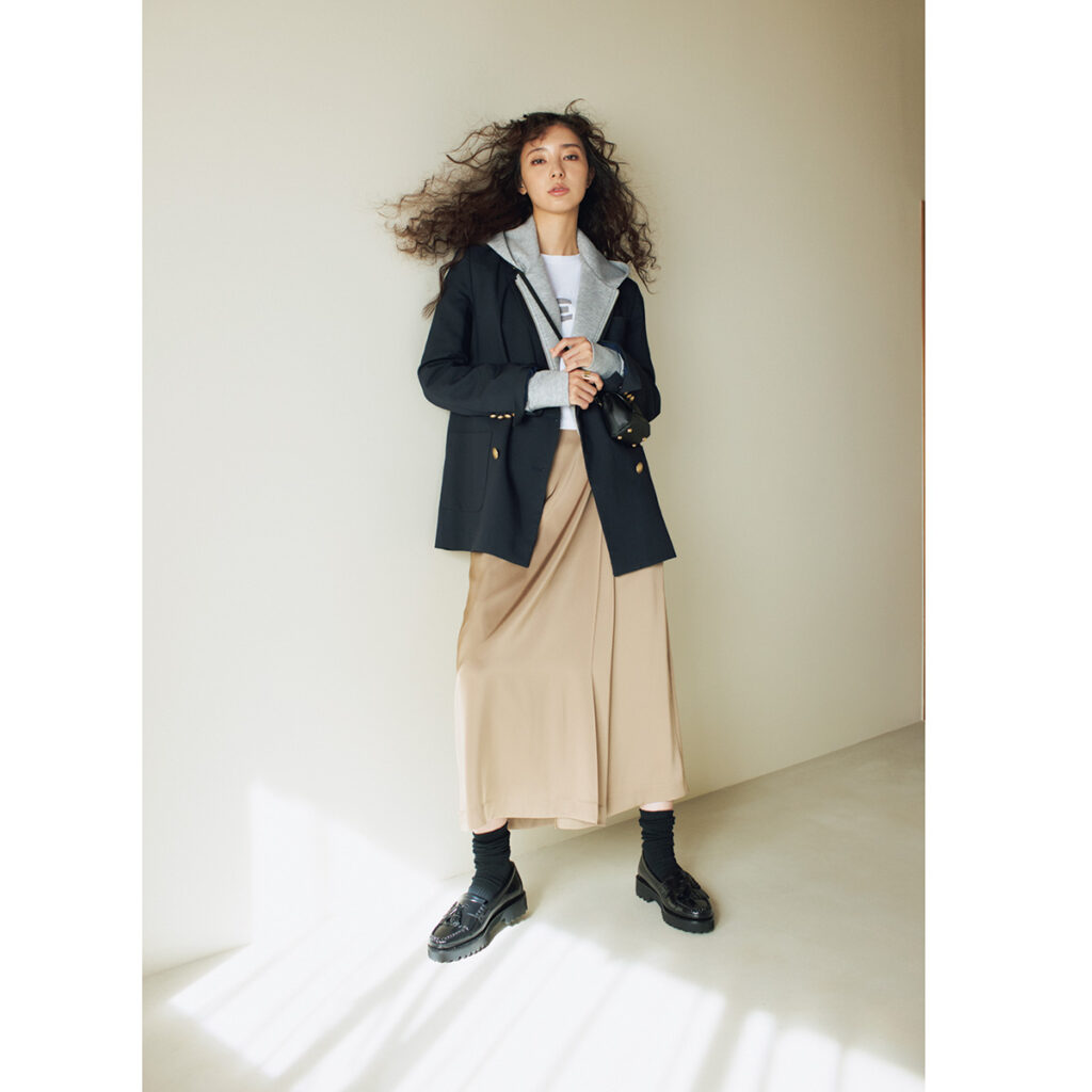 紺ブレとベージュのサテンスカートのコーデ