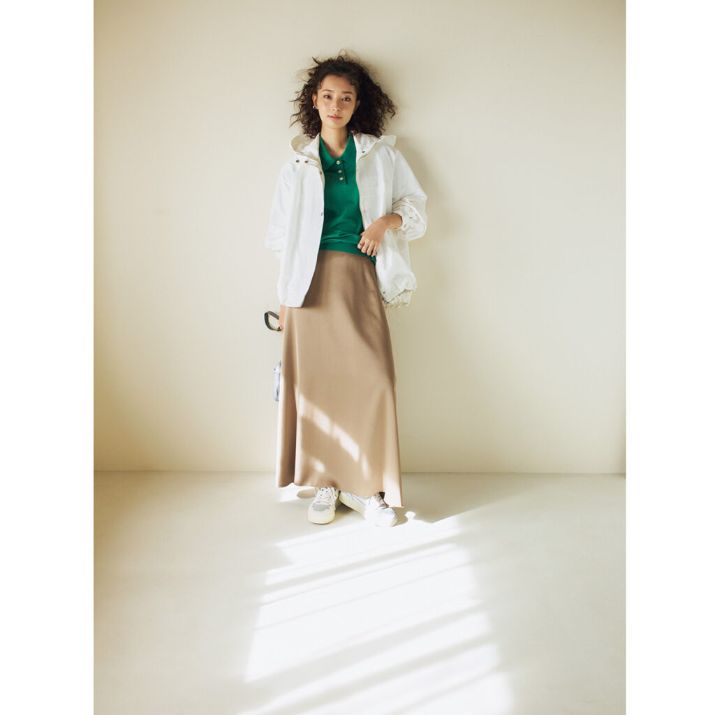 シャカアウターと,ベージュのサテンスカートのコーデ