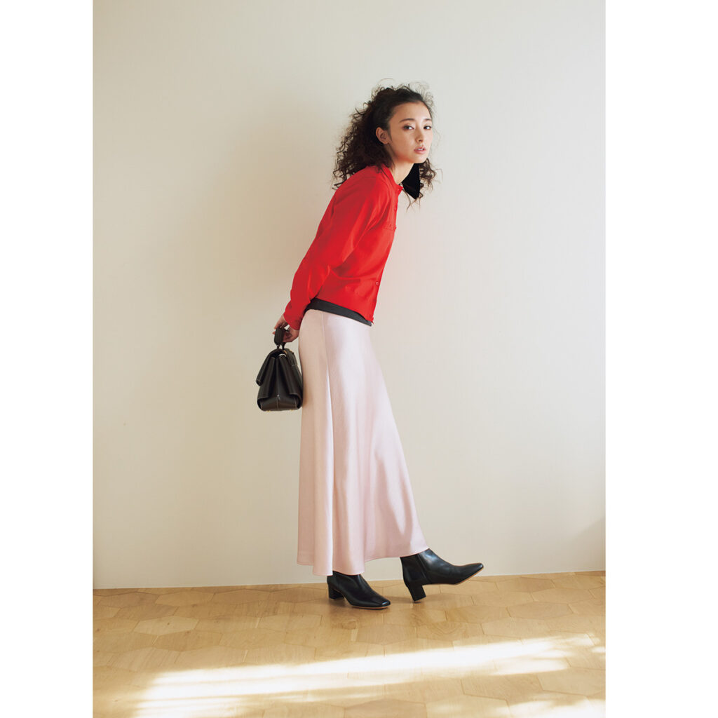 ピンクのサテンスカートと赤カーデのコーデ