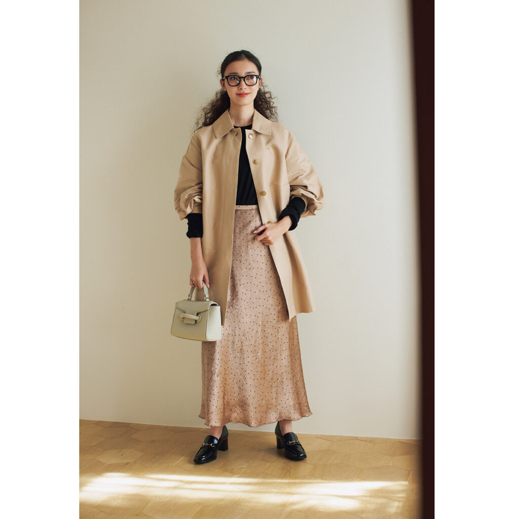 ドット柄のサテンスカートとトレンチコートのベージュコーデ