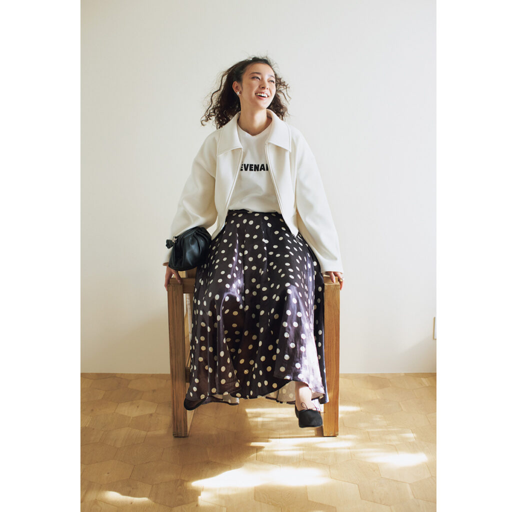 大きめドットのサテンスカートとロゴTのコーデ