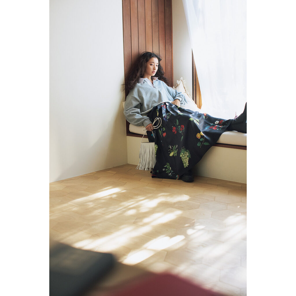 フルーツ柄サテンスカートとラガーシャツのコーデ