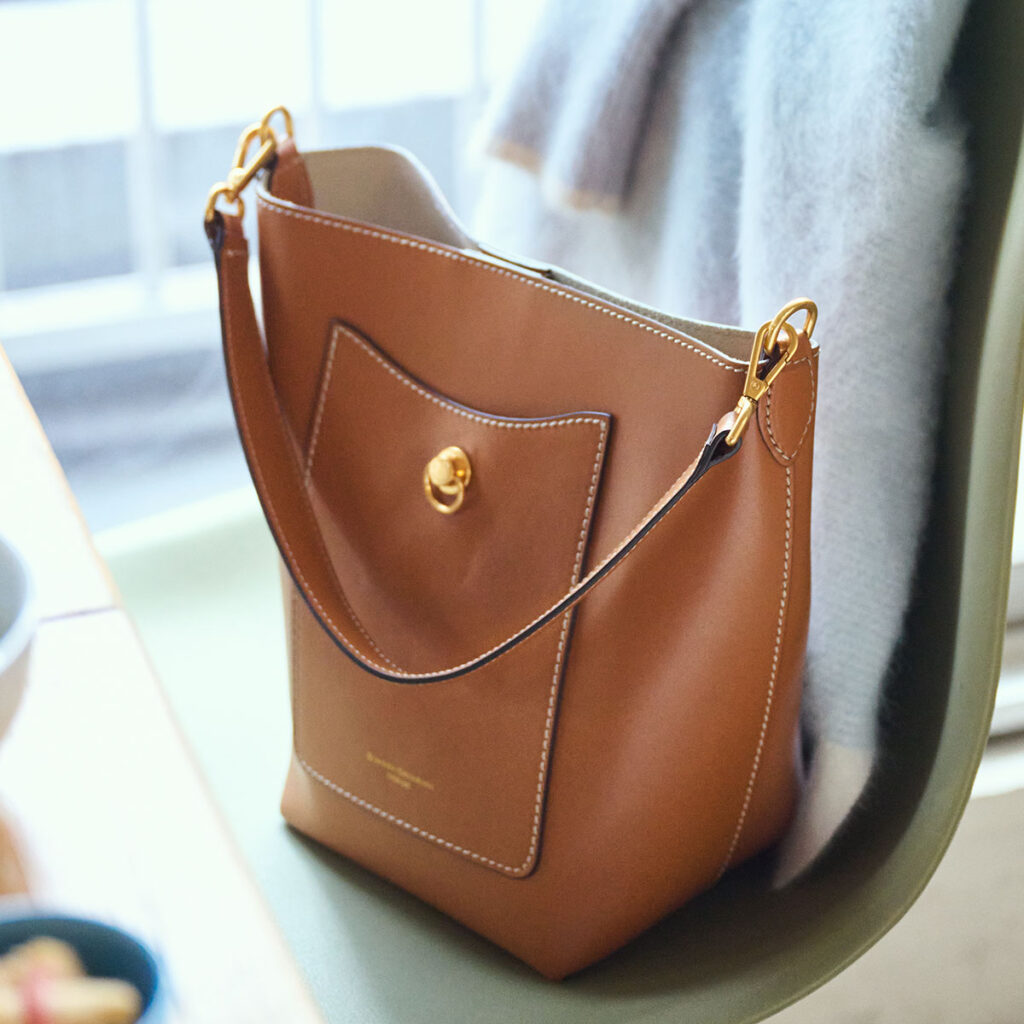 ブラウンのバッグ