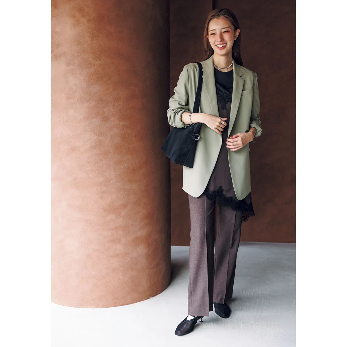 30代のオフィスカジュアルにおすすめのジャケット×レースキャミソール×パンツの宮本茉由さん