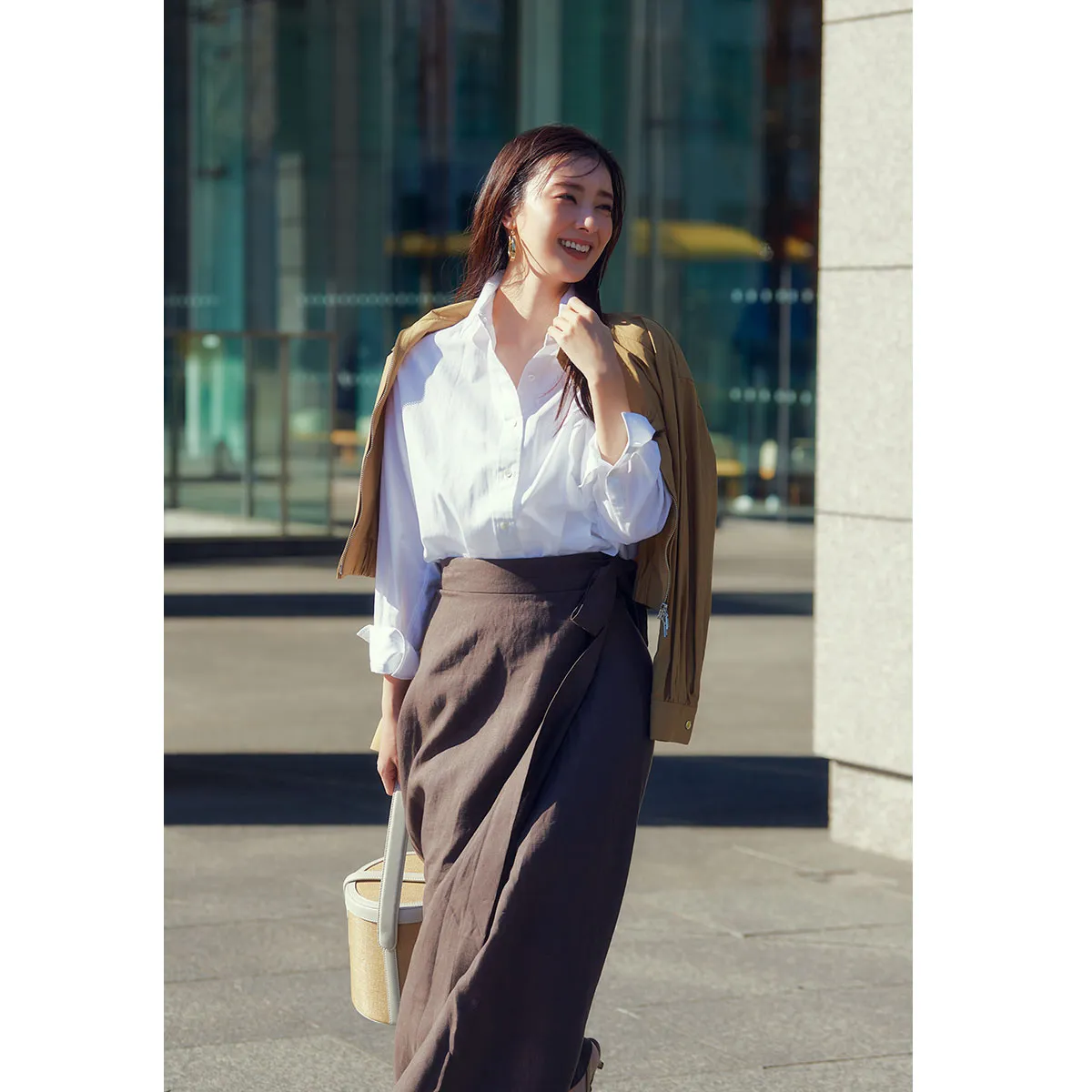 30代のオフィスカジュアルにおすすめの白シャツ×ブラウンスカートの宮本茉由さん