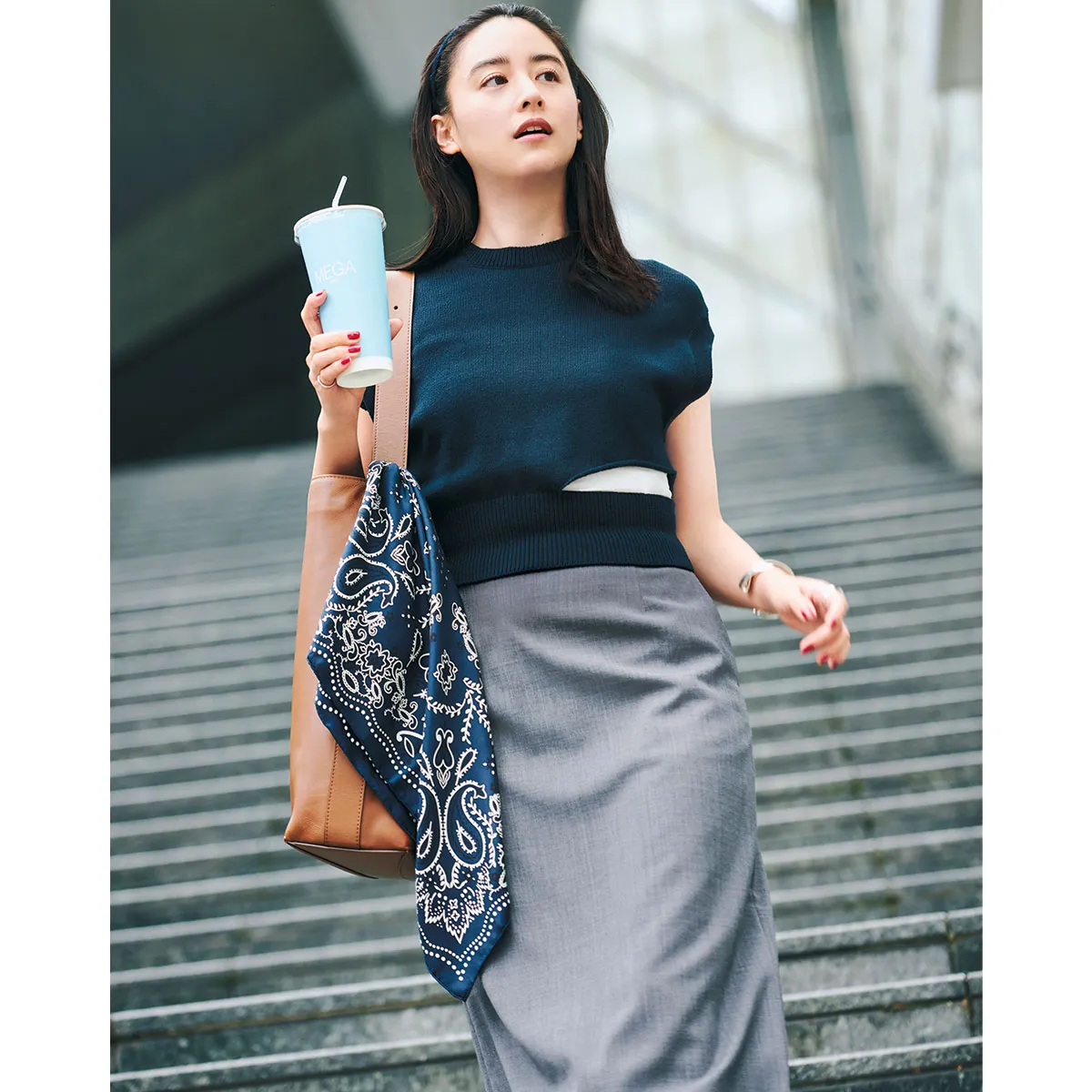 30代のオフィスカジュアルにおすすめのニットトップス×ストレートスカートの山本美月さん