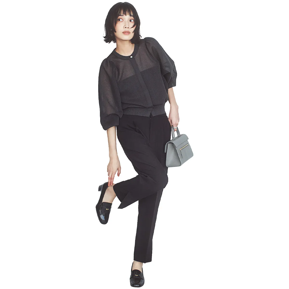 30代のオフィスカジュアルにおすすめのシアートップス×黒パンツの林田岬優さん