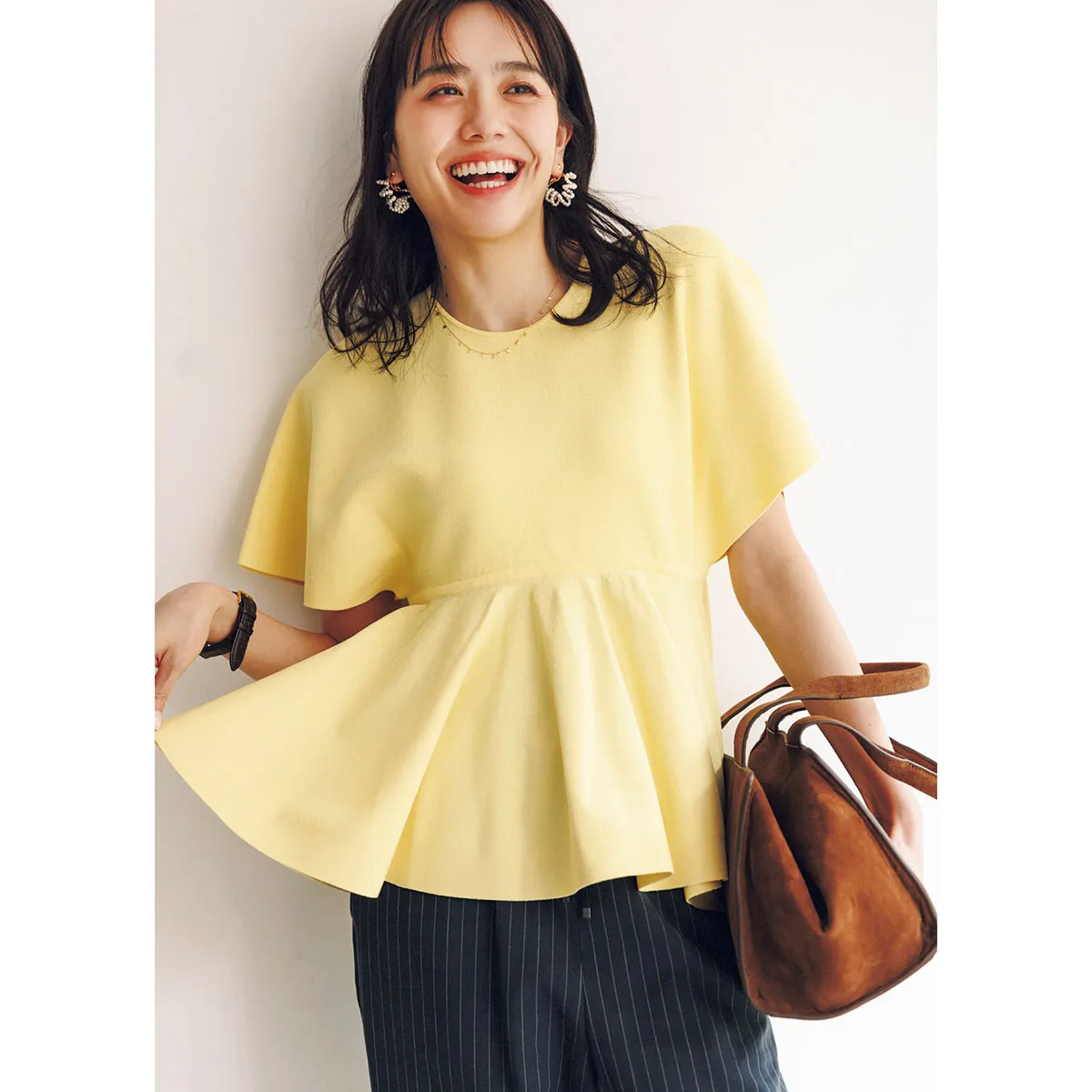 30代のオフィスカジュアルにおすすめのイエロートップス×ストライプパンツの松井愛莉さん