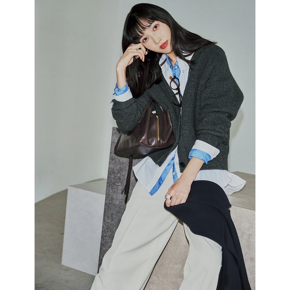 30代のオフィスカジュアルにおすすめの白シャツ×ブルーシャツ×グレーカーデ×白パンツの林田岬優さん