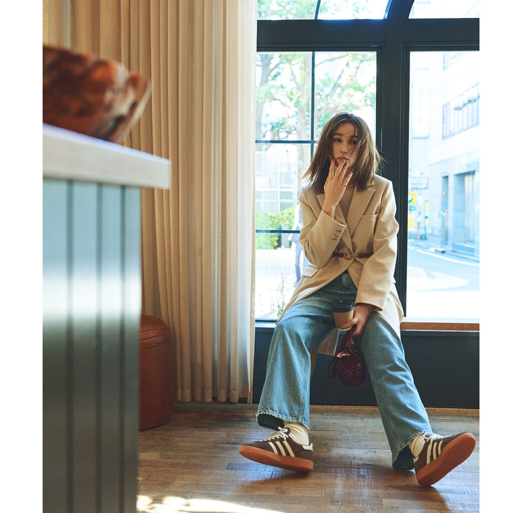 ベージュジャケットとデニムのコーデ