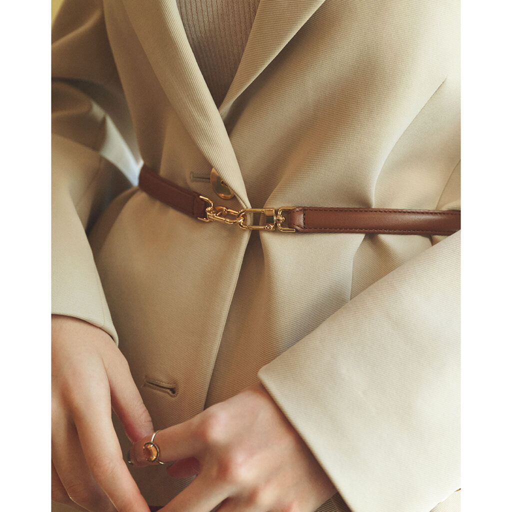 ベージュジャケットにブラウンベルト