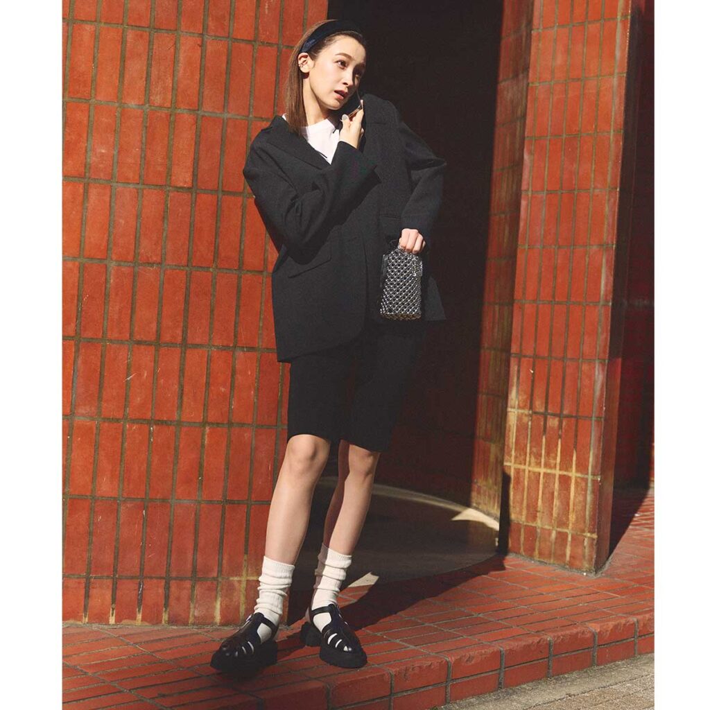 大きめジャケットとハーフレギンスのコーデ