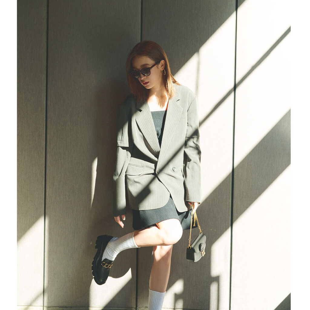 ミニワンピとジャケットのグレートーンコーデ