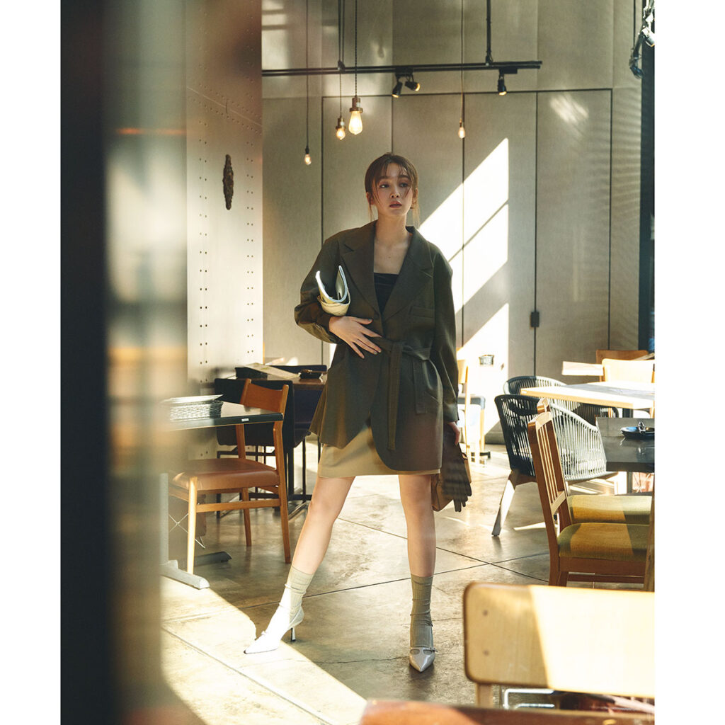 ベロアキャミとミニスカに大きめジャケットのコーデ