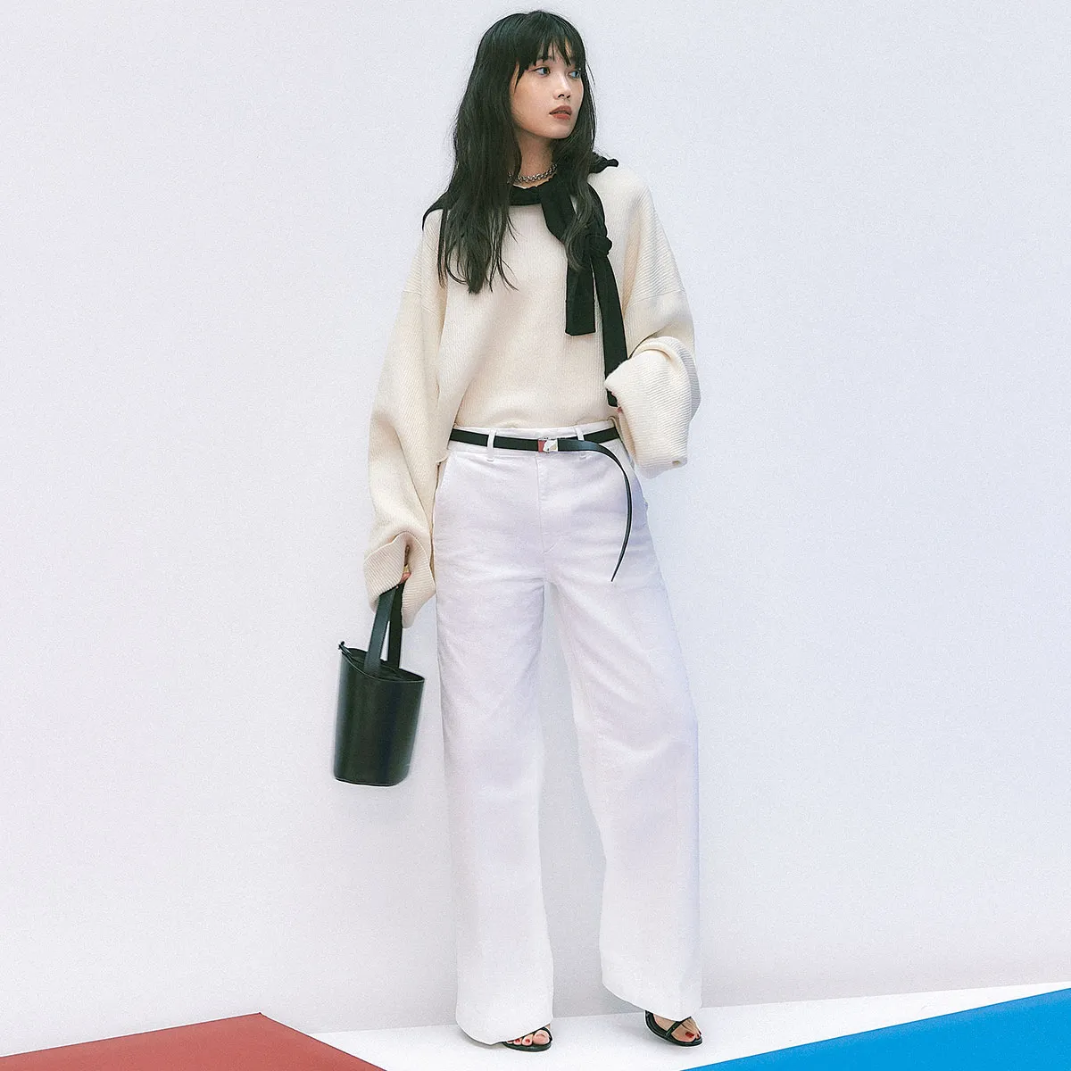 ワイドパンツコーデでおすすめの白ワイドパンツ×白ニットに黒ベルトをしめた林田岬優さん