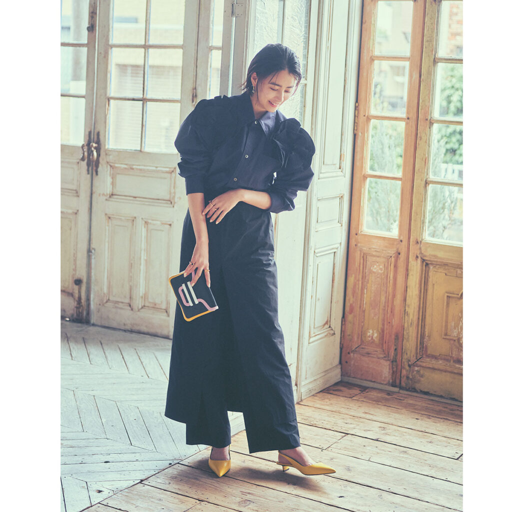 ネイビーシャツとスカートパンツのモードなコーデ