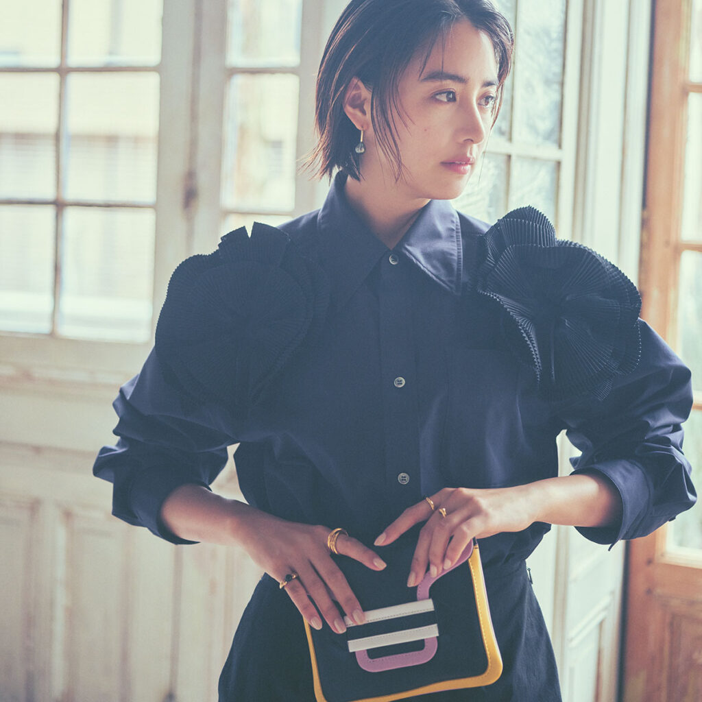 ネイビーのシャツ