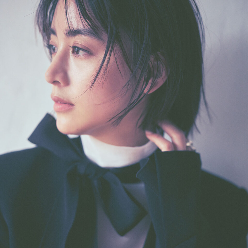 黒ボウタイ付きジャケットとショートパンツのコーデ