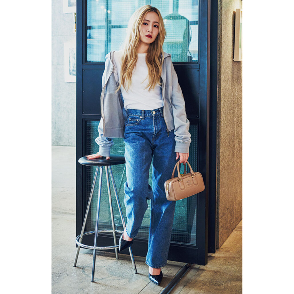 Tシャツとデニムにミュールの女っぽカジュアルコーデ