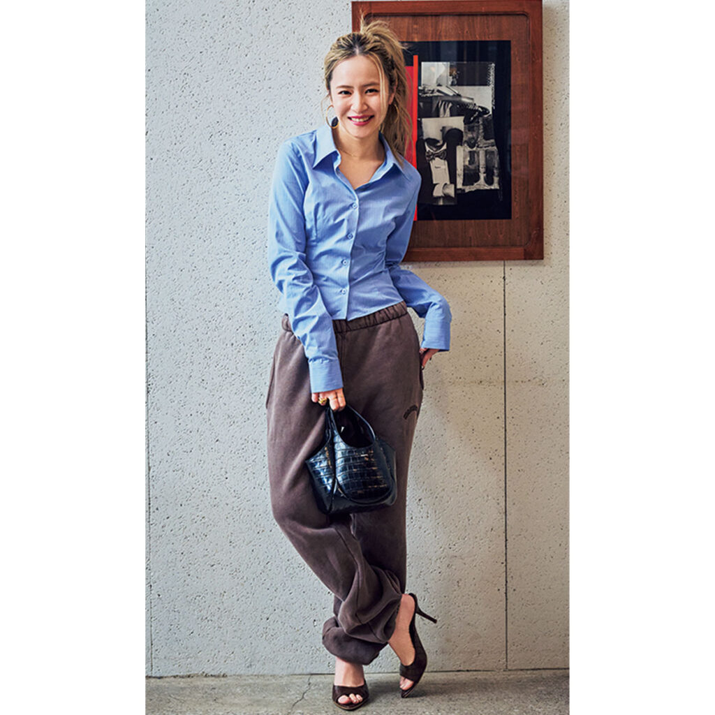 シャツとスウェットパンツにオープントゥミュールのコーデ