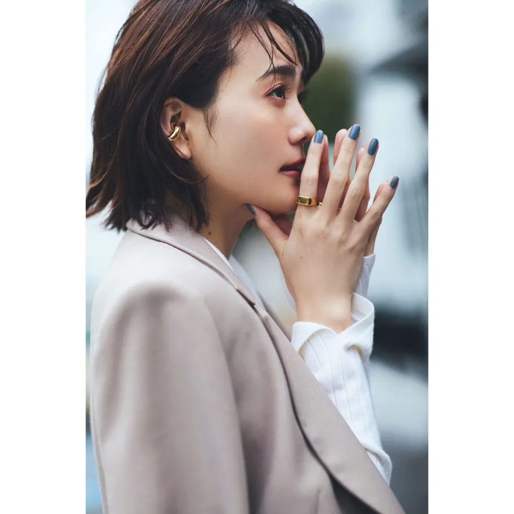 きれいめシンプルなイヤカフ、リングをつけている松井愛莉さん。