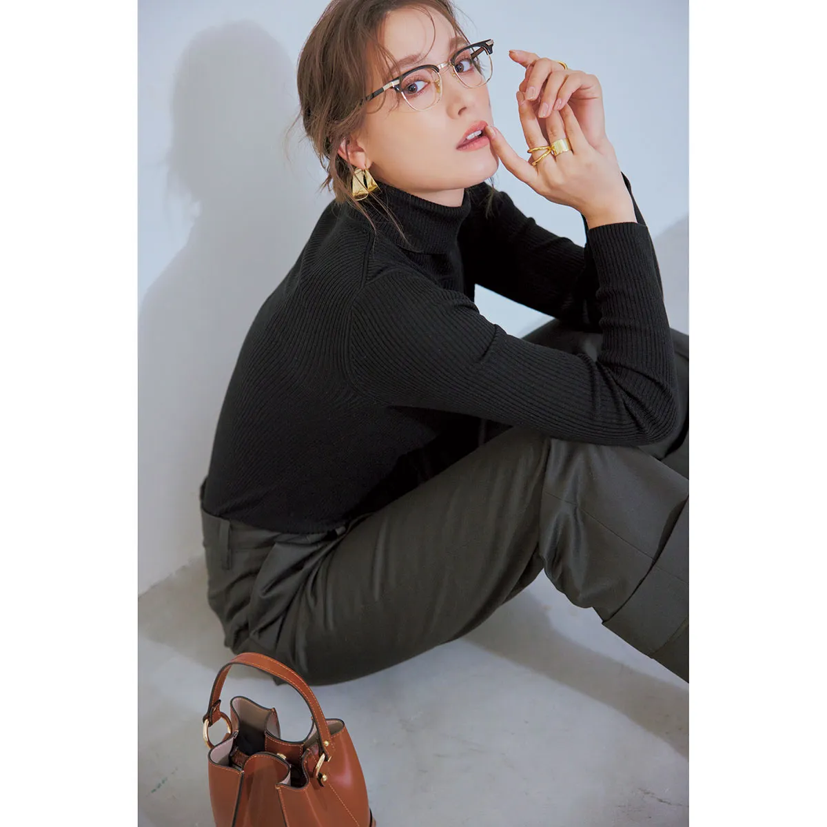 個性的なデザインのイヤリングとリングをつけているトラウデン直美さん。