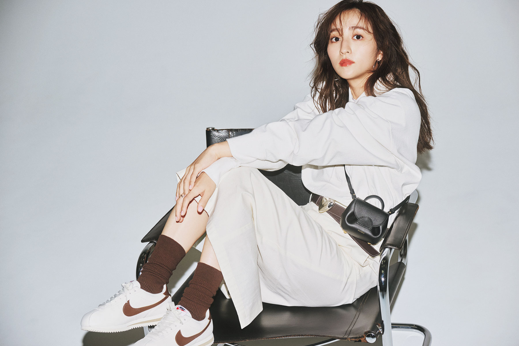 ホワイトコーデにブラウンソックスのコーデ