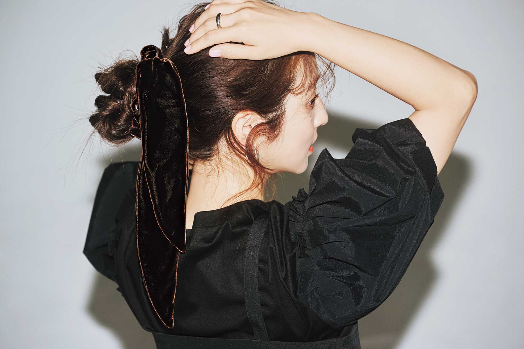 ベロア素材のブラウンリボンシュシュ