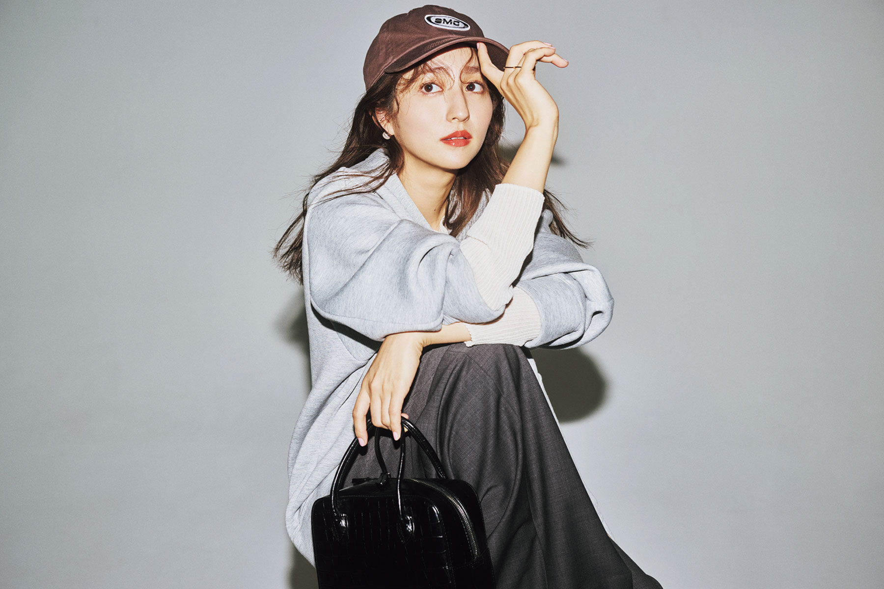 ブラウンのロゴキャップ