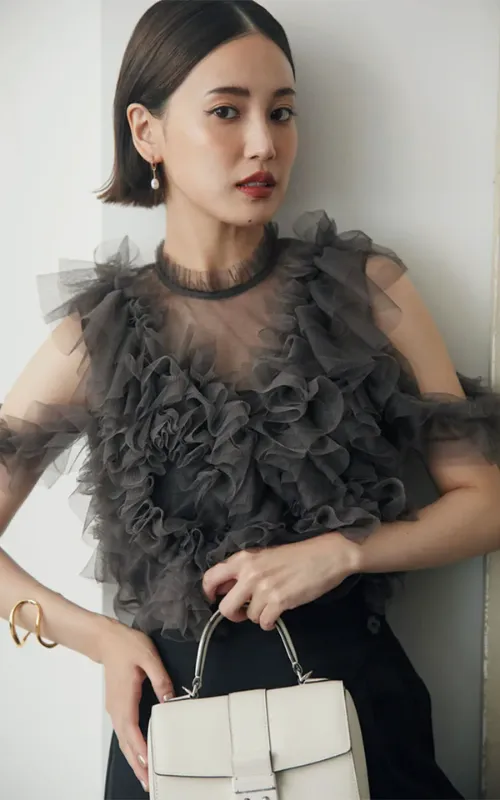 結婚式お呼ばれコーデ アシンメトリーデザインのフリル透けトップス×パンツスタイル