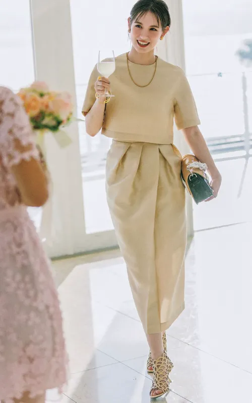 結婚式お呼ばれコーデ ベージュのツーピーススタイル