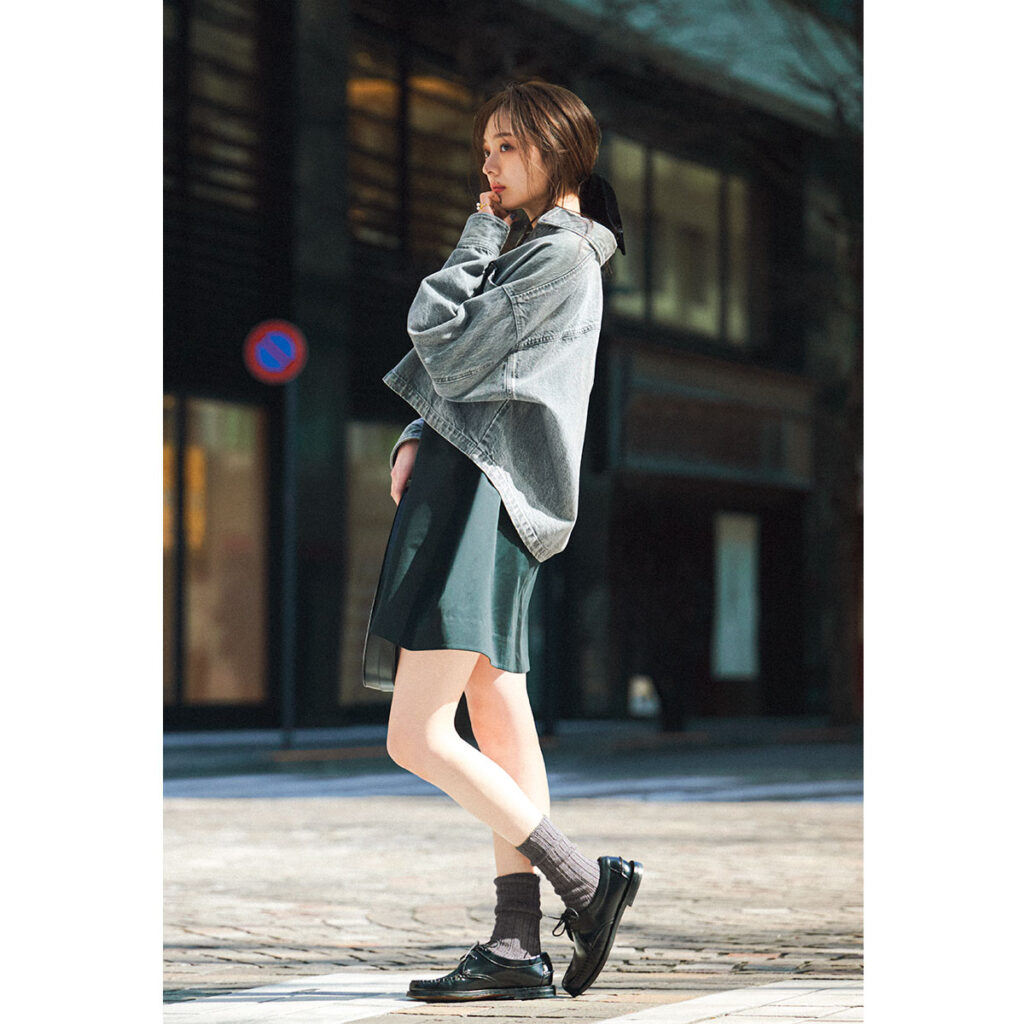 ミニワンピとデニムジャケットの黒ベースコーデ