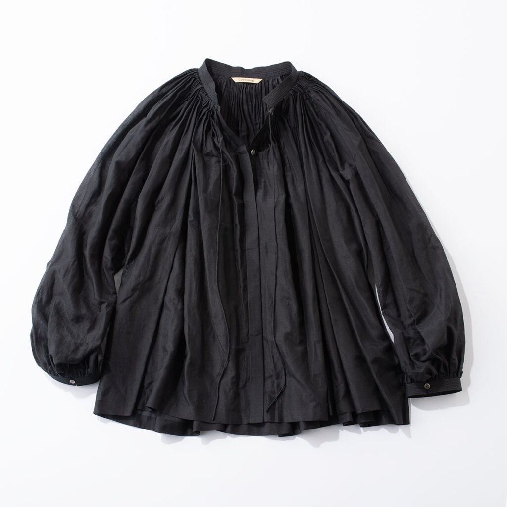 黒の甘めブラウス