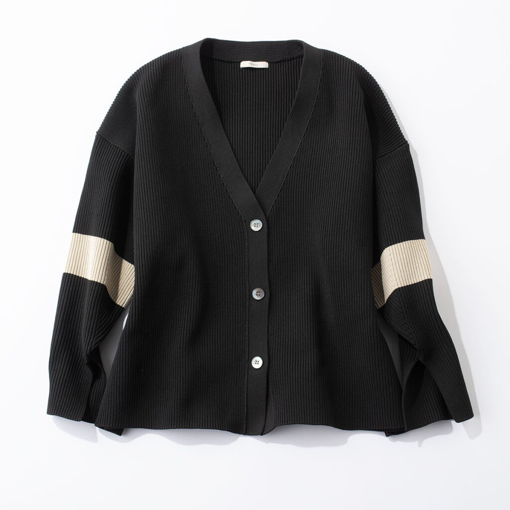 ライン入り黒カーデ