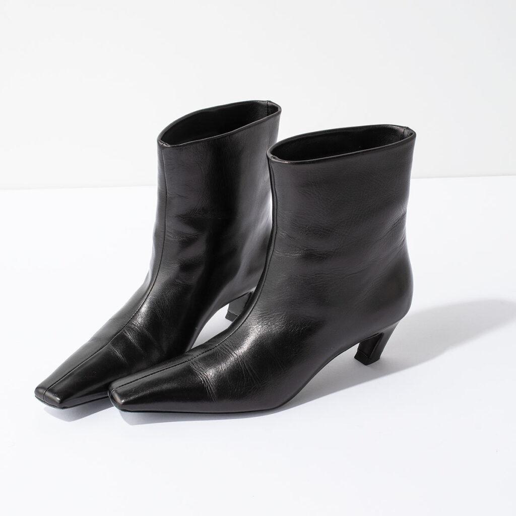黒のショートブーツ