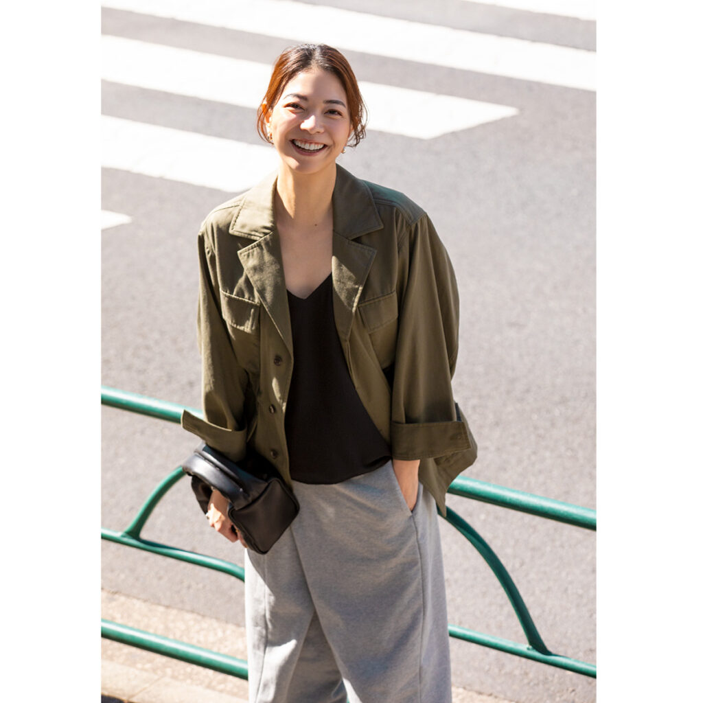 ミリタリージャケットとスウェットパンツのカジュアルコーデ