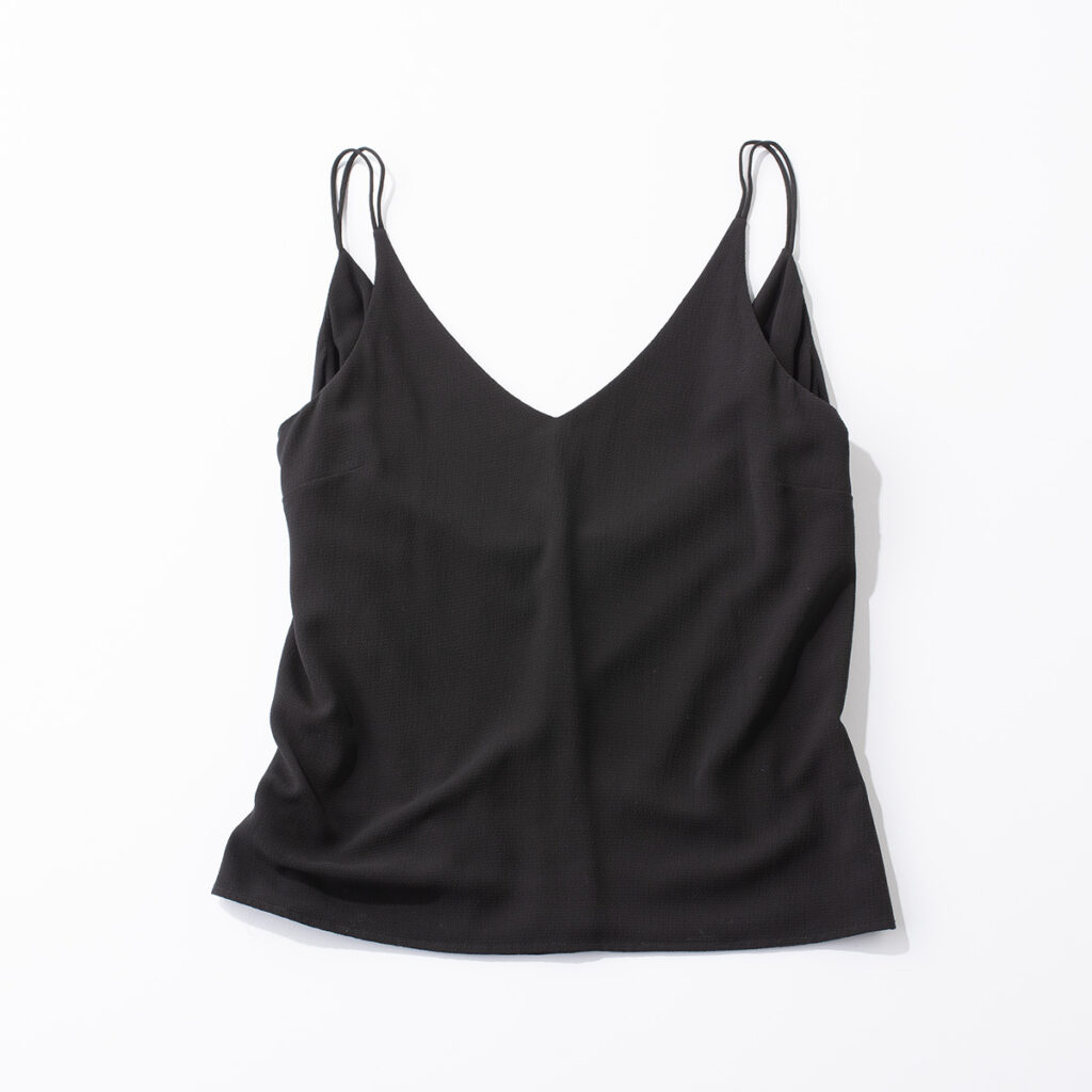 黒のVネックサテンキャミ