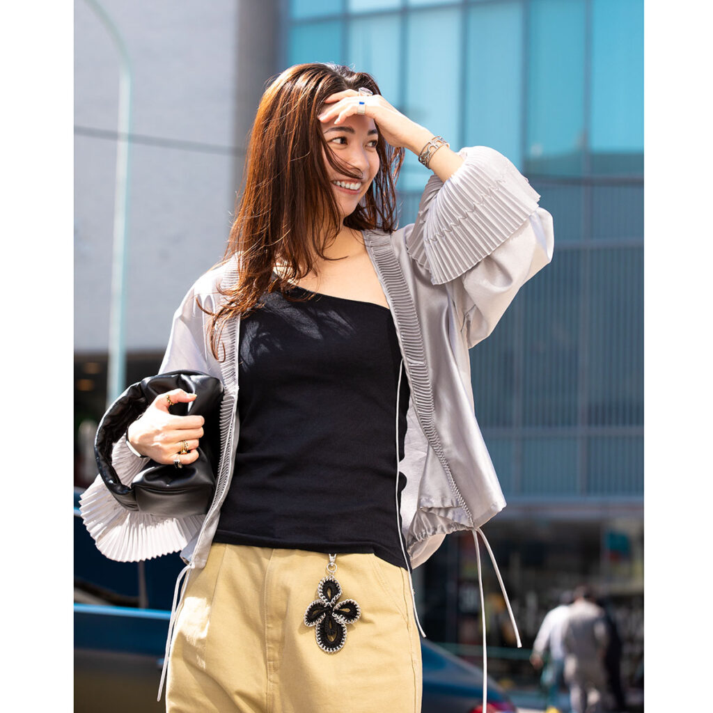 黒のワンショルタンクにチノパンツのコーデ